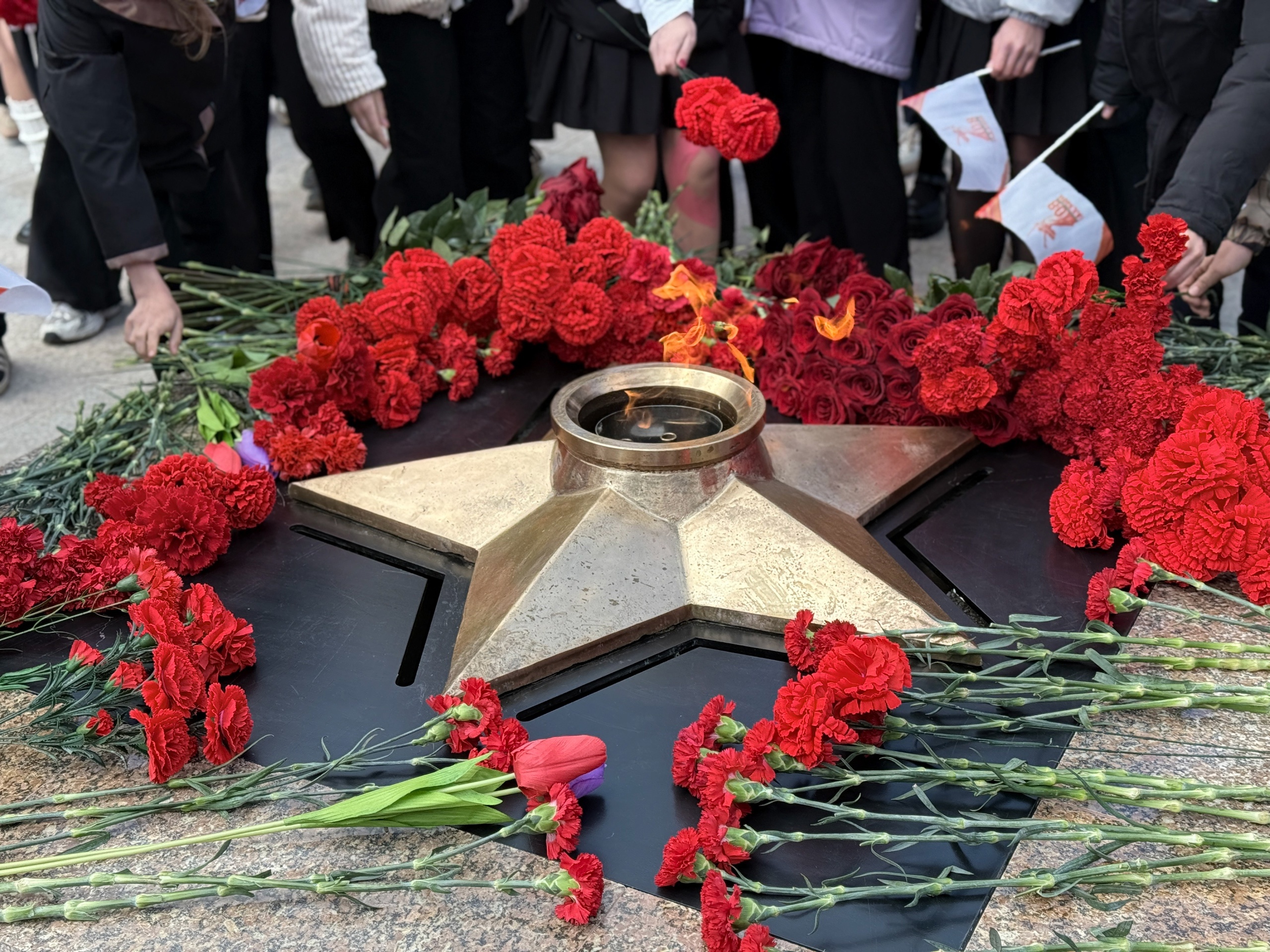 Вечный огонь зажжён в Хвойной: наш округ принял эстафету памяти.