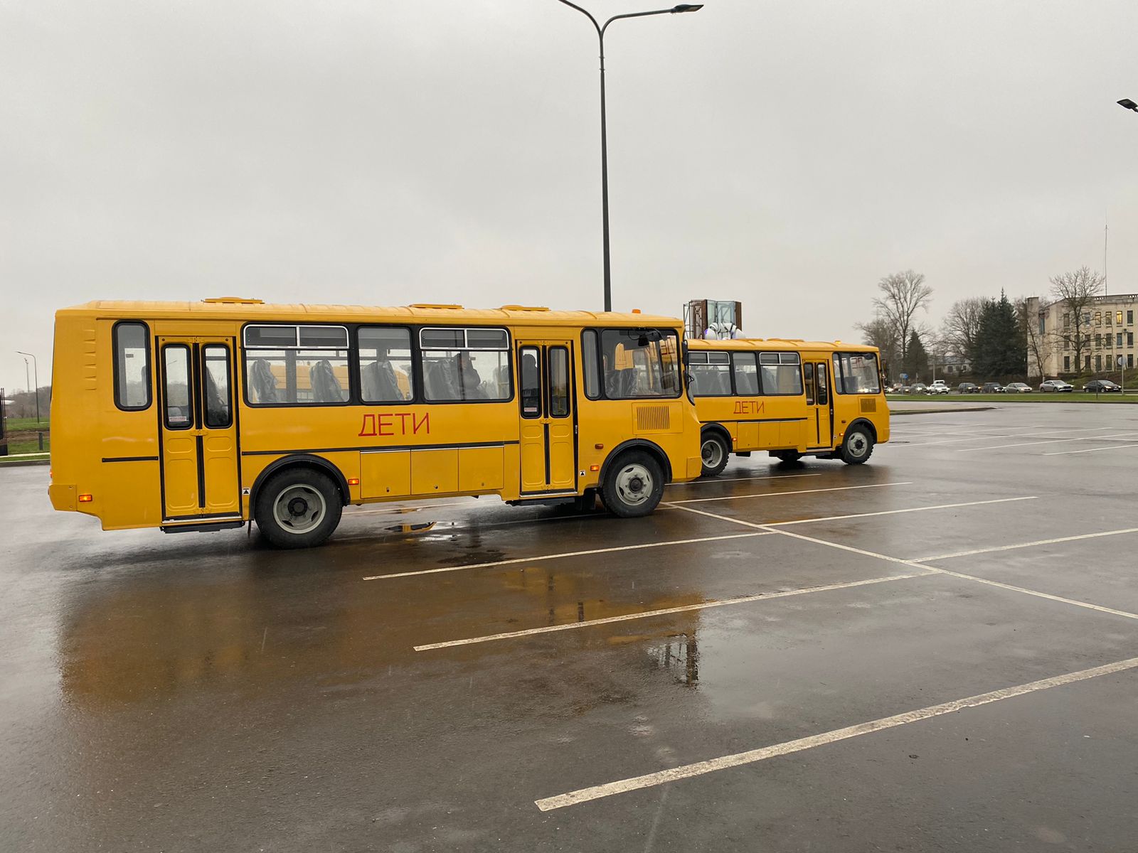          Сегодня, 14 ноября 2024 года в г.  Великий Новгород на территории Автономной некоммерческой организации «Новгородская техническая школа» состоялось торжественное вручение школьных автобусов.