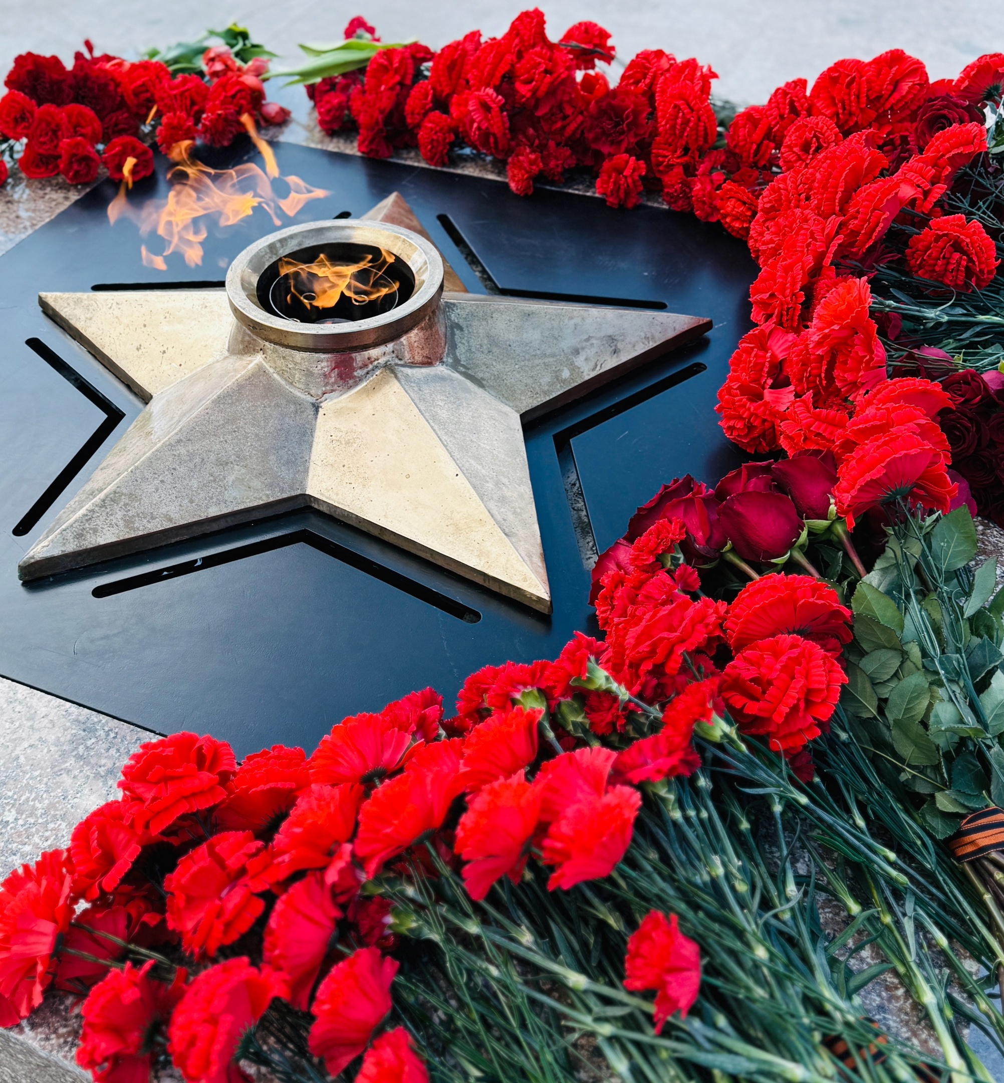 Сегодня, в священный день — 9 Мая, — мы склоняем головы перед величием подвига, который навсегда останется в наших сердцах.