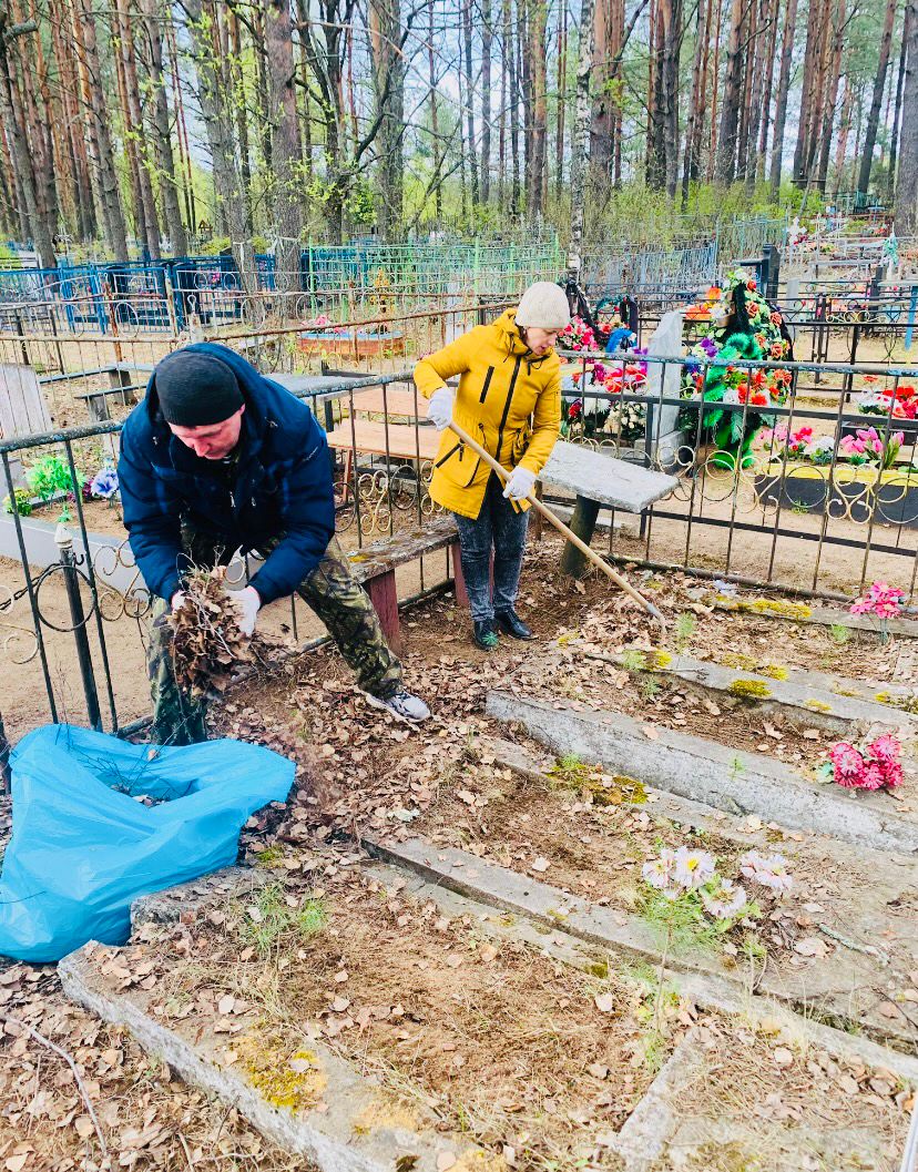 В преддверии 79-й годовщины Победы в Великой Отечественной войне сотрудники ОМВД России по Хвойнинскому району, по уже сложившейся традиции, провели субботник. .