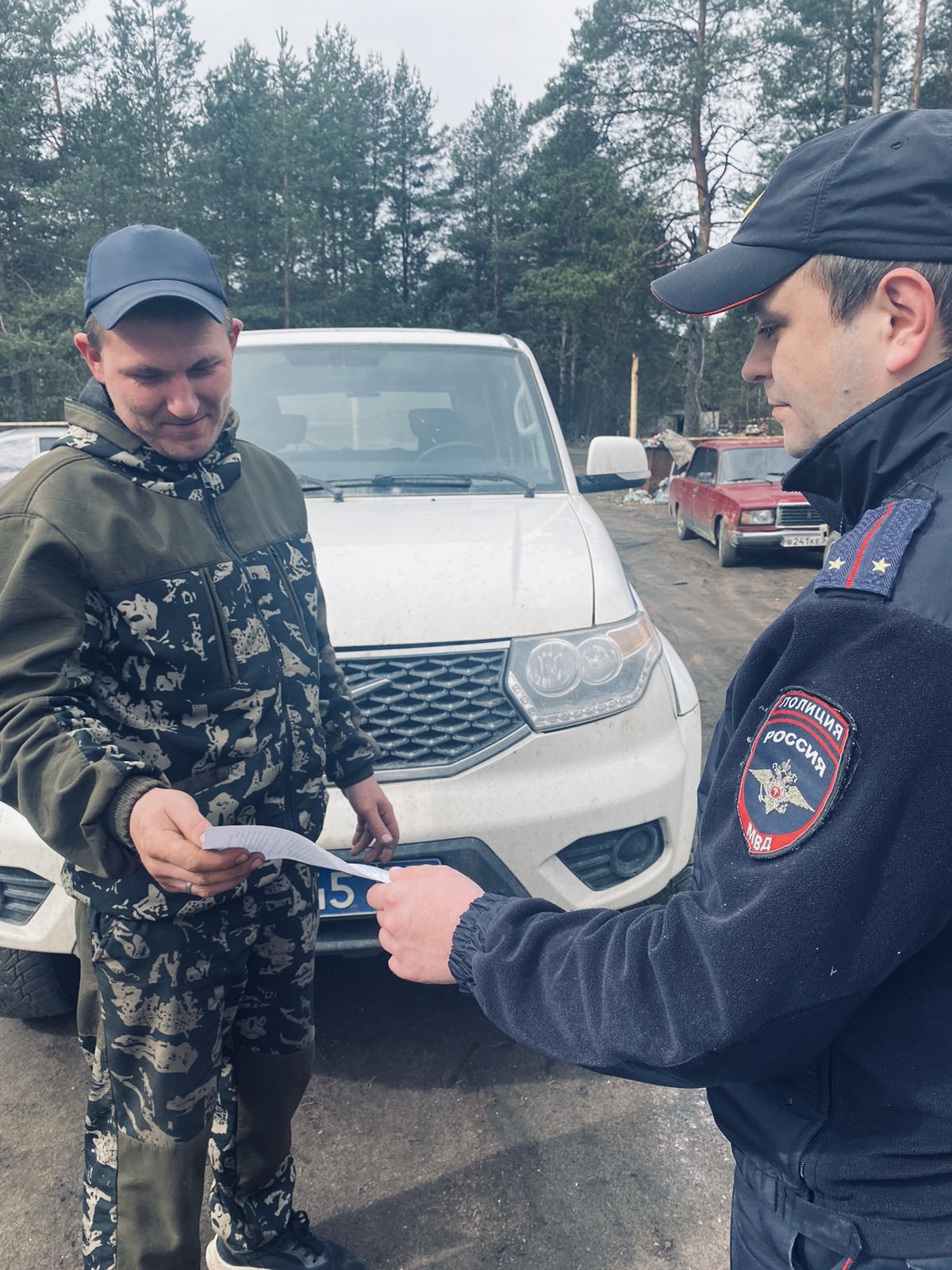 На постоянной основе сотрудниками ОМВД России по Хвойнинскому району проводятся мероприятия, по профилактике преступлений, совершаемых с использованием информационно-телекоммуникационных технологий с жителями Хвойнинского округа .