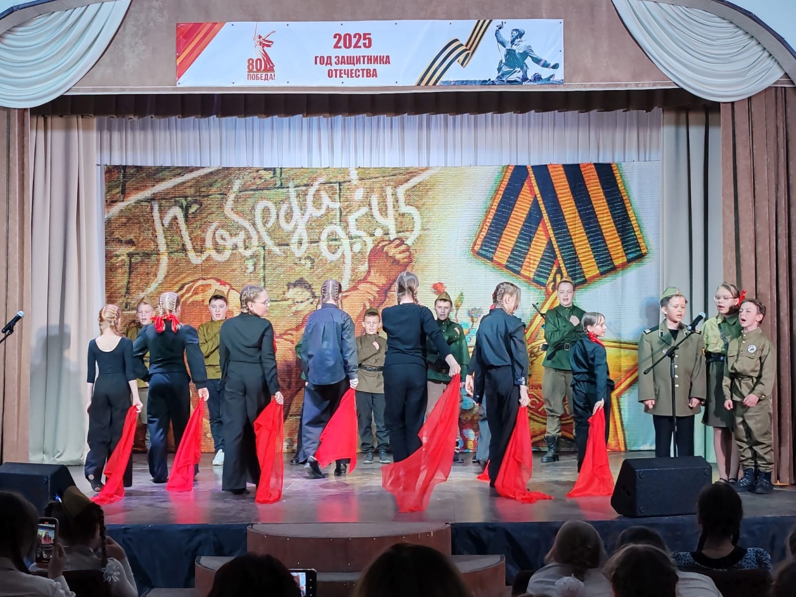 Сегодня в Центре культурного развития п.Хвойная прошел окружной конкурс  инсценированной песни «Голос памяти», посвященный  80 годовщине Победы в Великой Отечественной войне 1941-1945 годов..