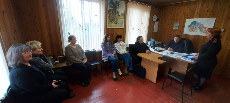 Хвойнинские полицейские продолжают информировать граждан о профилактике мошенничества. Хвойнинские полицейские продолжают информировать граждан о профилактике мошенничества.