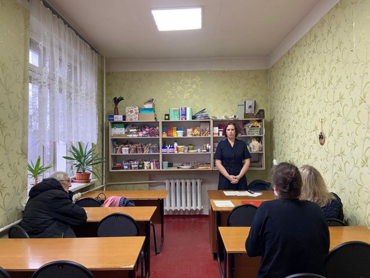 🎩Хвойнинские полицейские продолжают информировать граждан о профилактике мошенничества. 🎩Хвойнинские полицейские продолжают информировать граждан о профилактике мошенничества.